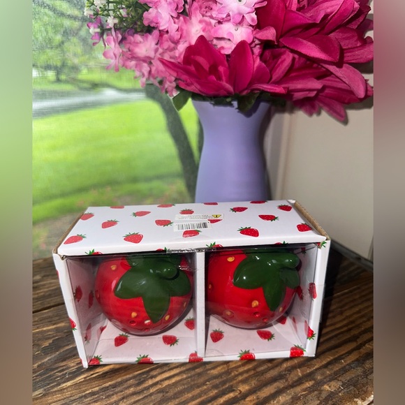 Adorable Strawberry Figural Salt and Pepper Shaker Set - NIB - Picture 2 of 3
